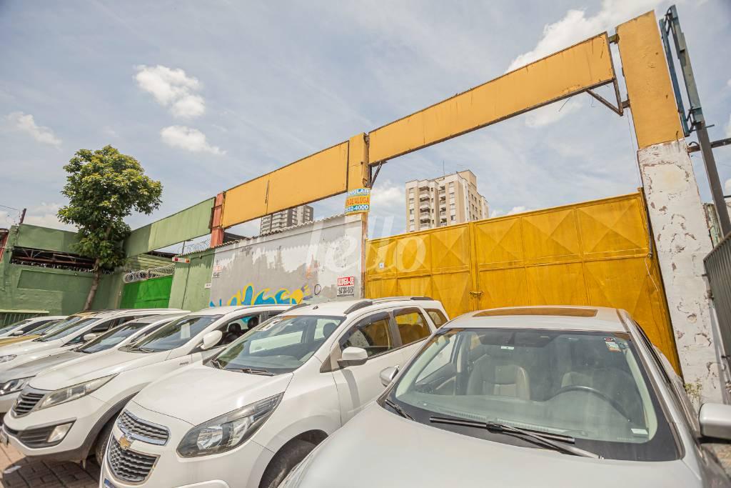 FACHADA de Galpão/Armazém para alugar, Padrão com 600 m², e 5 vagas em Saúde - São Paulo