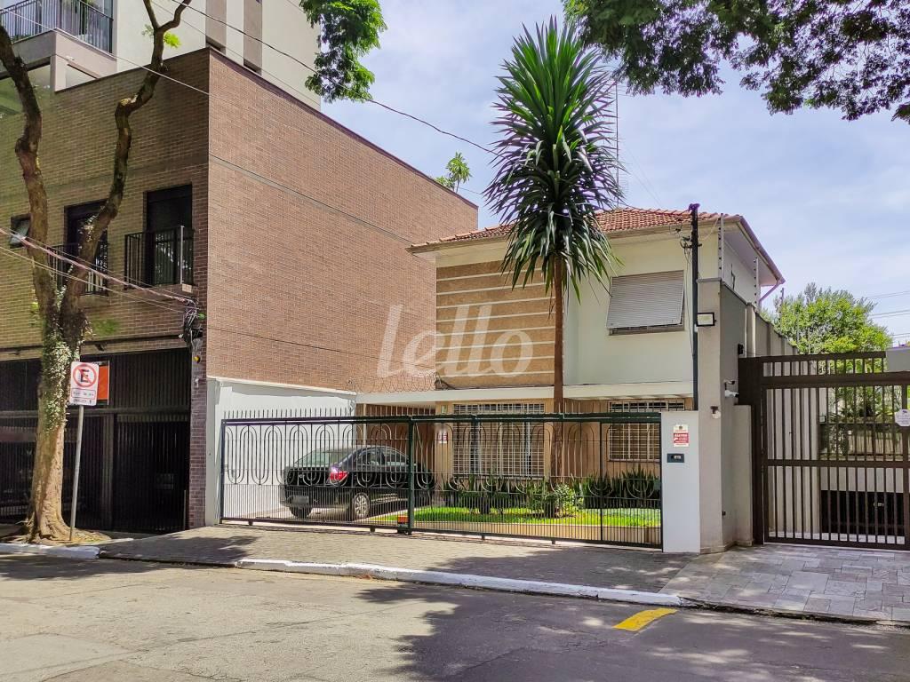 FACHADA de Casa para alugar, sobrado com 220 m², 3 quartos e 6 vagas em Campo Belo - São Paulo