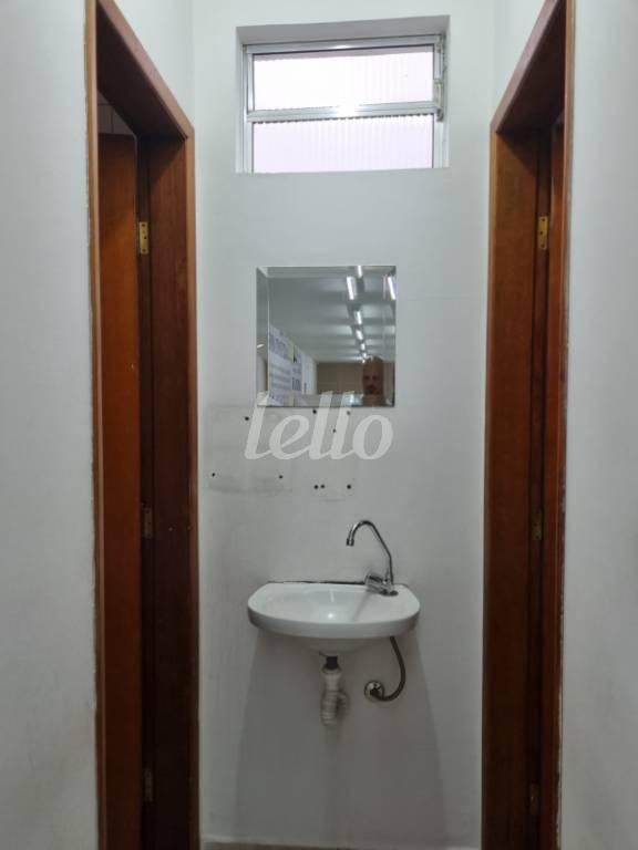 BANHEIRO de Sobreloja para alugar, Padrão com 100 m², e em Vila Azevedo - São Paulo