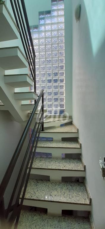 ESCADA de Casa à venda, sobrado com 385 m², 4 quartos e 8 vagas em Sítio da Figueira - São Paulo