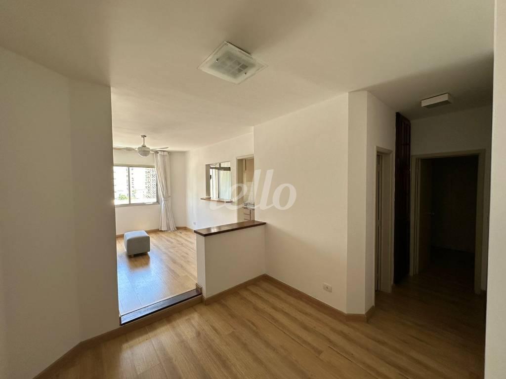 SALA de Apartamento à venda, Padrão com 57 m², 1 quarto e 1 vaga em Indianópolis - São Paulo