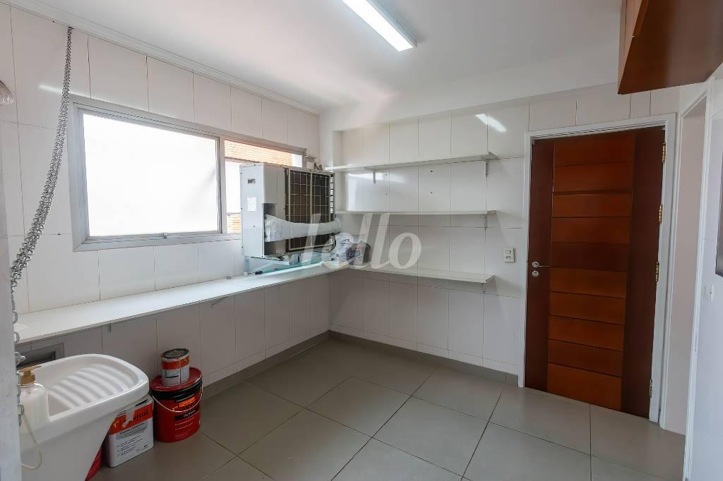 ÁREA DE SERVIÇO de Apartamento para alugar, Padrão com 215 m², 4 quartos e 4 vagas em Campo Belo - São Paulo