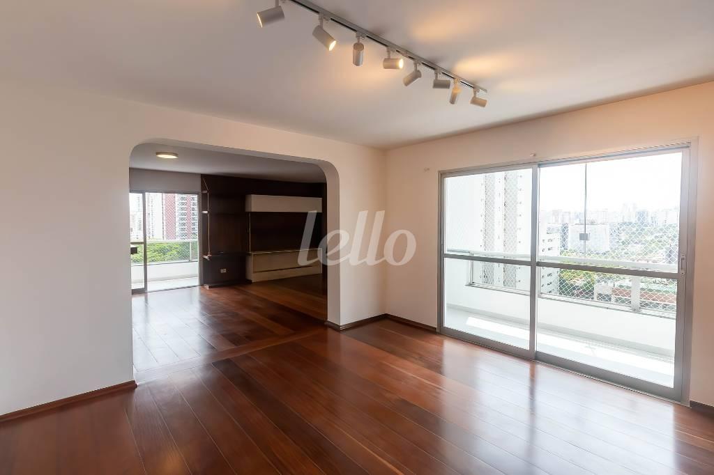 SALA 2 AMBIENTES de Apartamento para alugar, Padrão com 215 m², 4 quartos e 4 vagas em Campo Belo - São Paulo