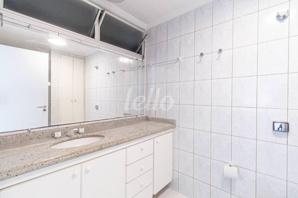 BANHEIRO SOCIAL de Apartamento para alugar, Padrão com 110 m², 3 quartos e 1 vaga em Cerqueira César - São Paulo