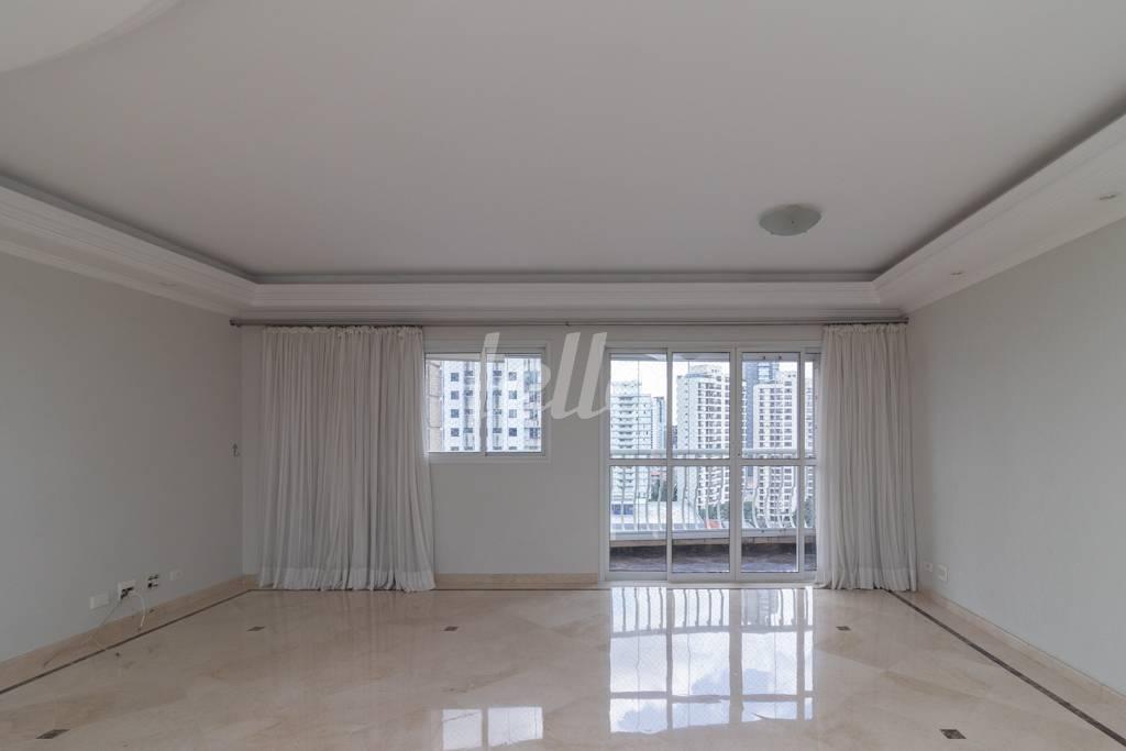 4 - SALA de Apartamento à venda, Padrão com 127 m², 3 quartos e 2 vagas em Vila Gomes Cardim - São Paulo