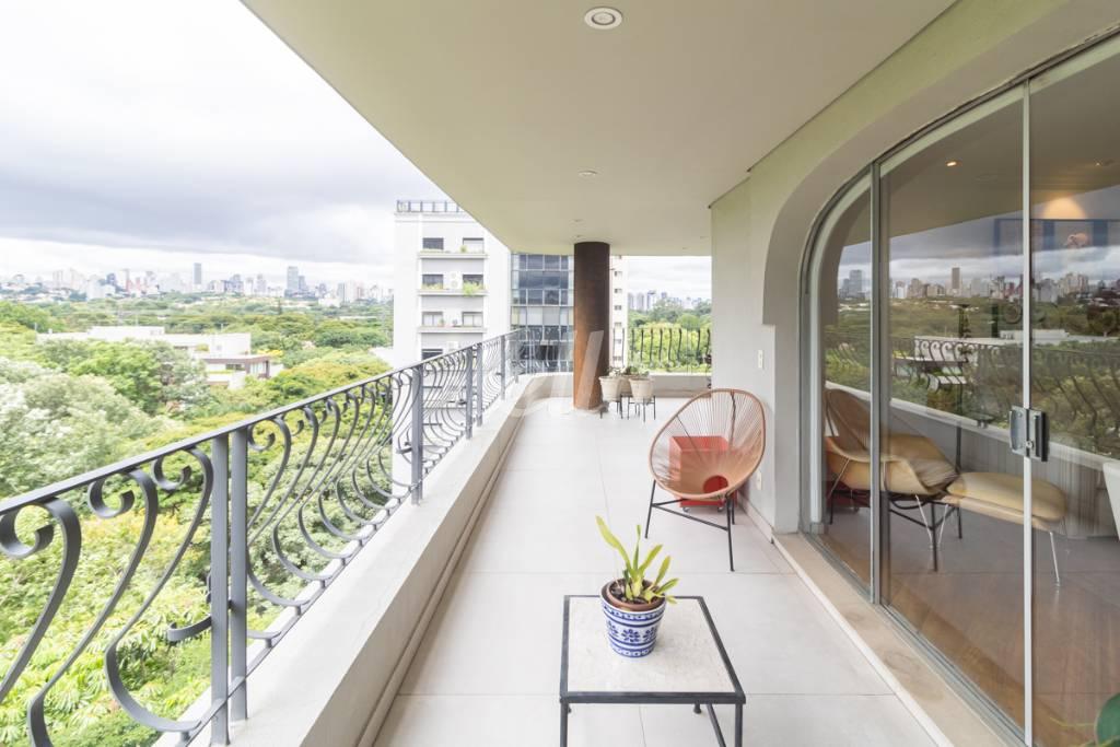 VARANDA de Apartamento à venda, Padrão com 288 m², 4 quartos e 3 vagas em Alto de Pinheiros - São Paulo