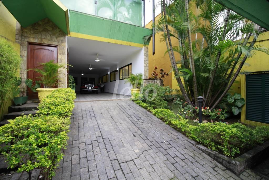 ENTRADA de Casa para alugar, sobrado com 600 m², 3 quartos e 8 vagas em Vila Prudente - São Paulo