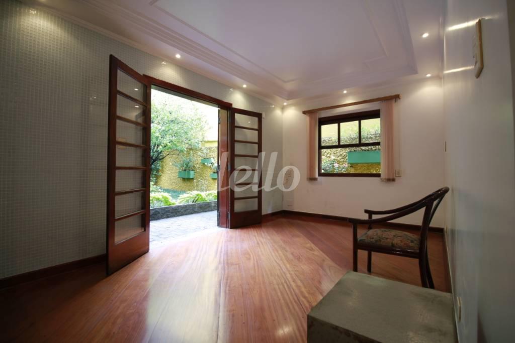 SUÍTE de Casa para alugar, sobrado com 600 m², 3 quartos e 8 vagas em Vila Prudente - São Paulo