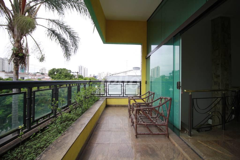 SACADA DA SALA DE ESTAR de Casa para alugar, sobrado com 600 m², 3 quartos e 8 vagas em Vila Prudente - São Paulo