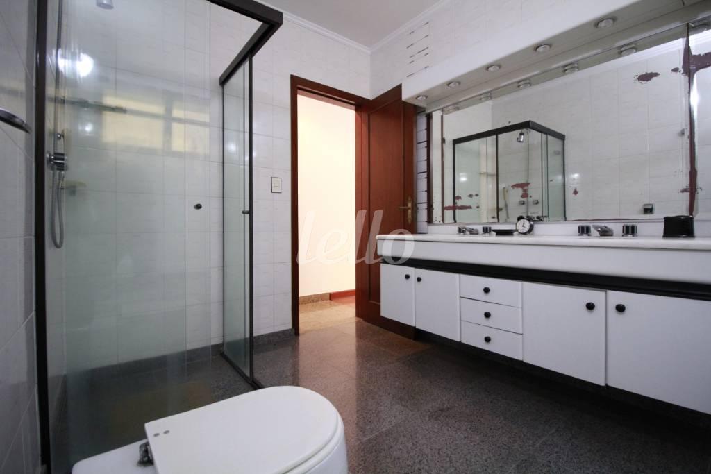 BANHEIRO DA SUÍTE de Casa para alugar, sobrado com 600 m², 3 quartos e 8 vagas em Vila Prudente - São Paulo