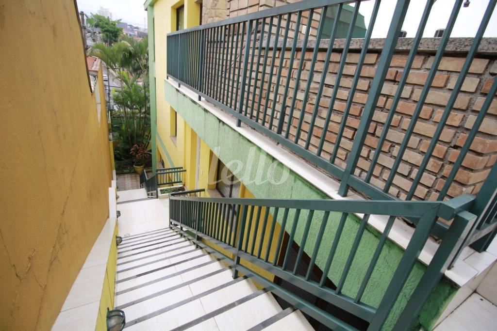 ACESSO LATERAL de Casa para alugar, sobrado com 600 m², 3 quartos e 8 vagas em Vila Prudente - São Paulo