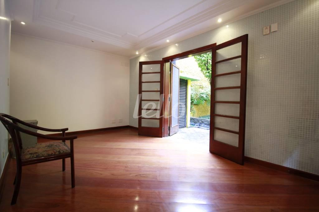 SUÍTE de Casa para alugar, sobrado com 600 m², 3 quartos e 8 vagas em Vila Prudente - São Paulo
