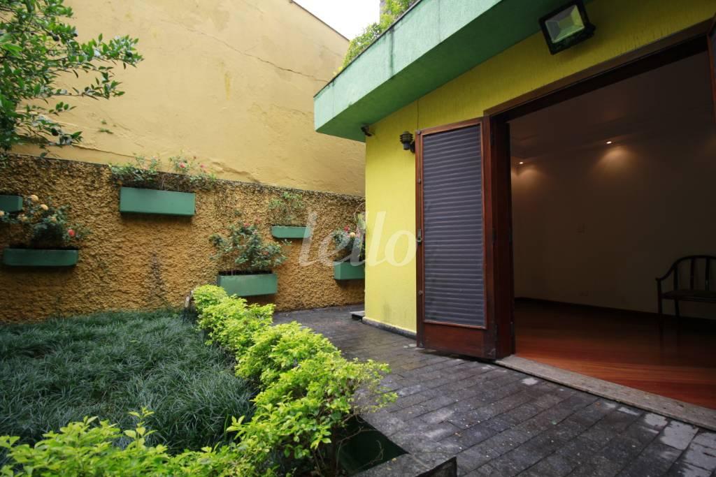 VARANDA DA SUÍTE COM JARDIM de Casa para alugar, sobrado com 600 m², 3 quartos e 8 vagas em Vila Prudente - São Paulo