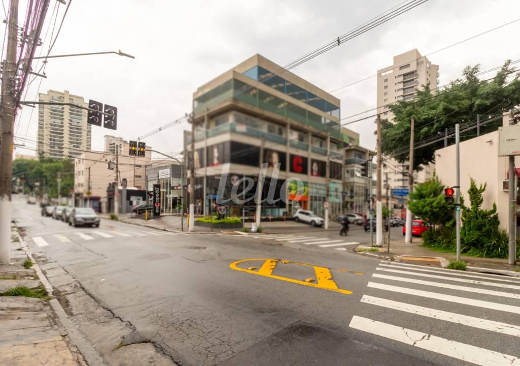 FACHADA de Loja para alugar, Padrão com 60 m², e em Santana - São Paulo
