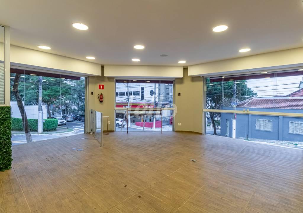 SALÃO de Salão para alugar, Padrão com 300 m², e 2 vagas em Santa Teresinha - São Paulo