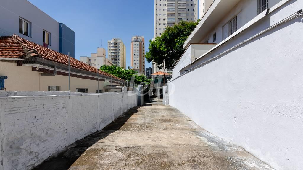 ENTRADA de Galpão/Armazém para alugar, Padrão com 225 m², e 6 vagas em Chácara Inglesa - São Paulo