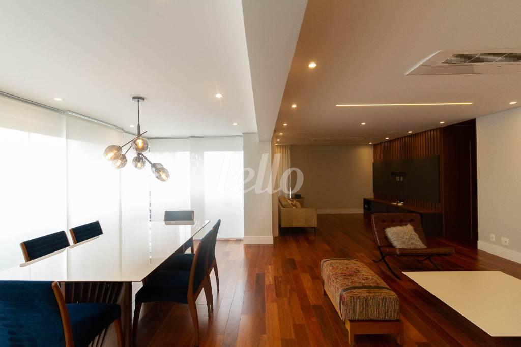 SALA de Apartamento para alugar, Padrão com 192 m², 3 quartos e 4 vagas em Campo Belo - São Paulo