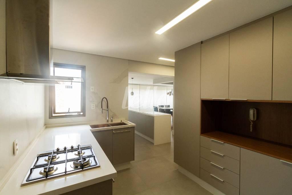 COZINHA de Apartamento para alugar, Padrão com 192 m², 3 quartos e 4 vagas em Campo Belo - São Paulo