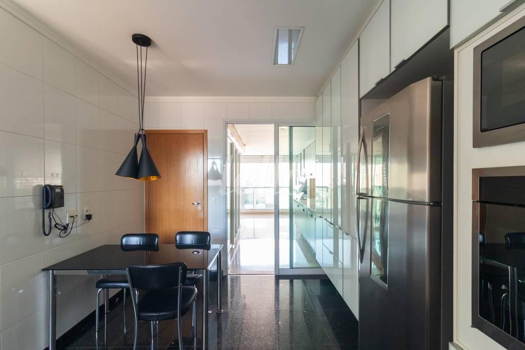 COZINHA de Apartamento à venda, Padrão com 218 m², 3 quartos e 4 vagas em Vila Regente Feijó - São Paulo