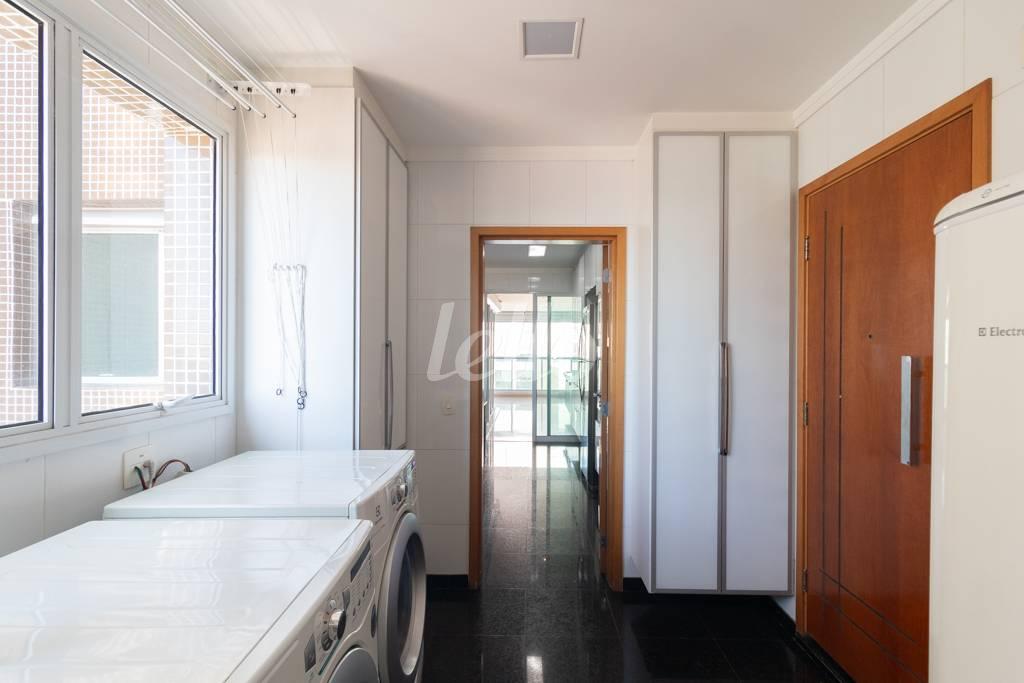 ÁREA DE SERVIÇO de Apartamento à venda, Padrão com 218 m², 3 quartos e 4 vagas em Vila Regente Feijó - São Paulo