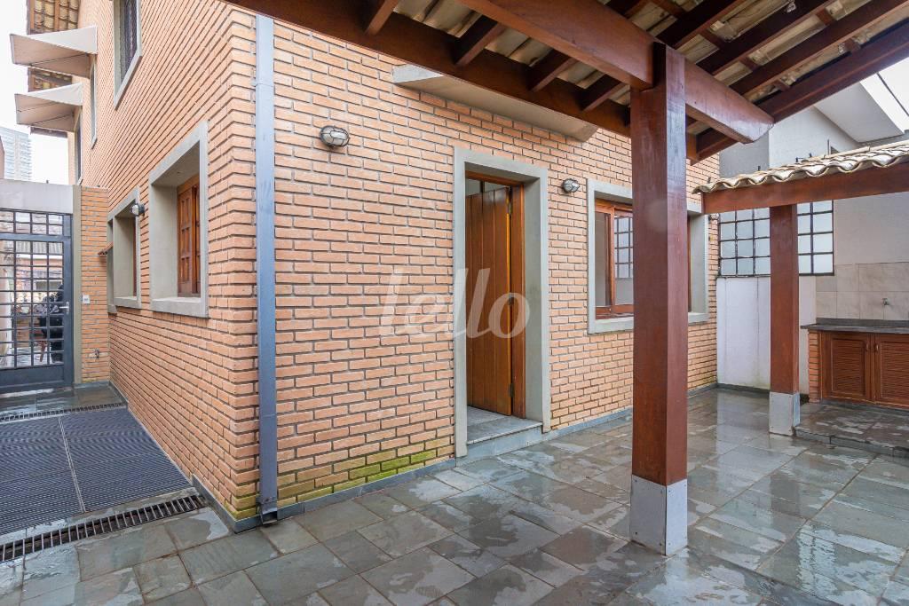 AREA DE SERVIÇO de Casa para alugar, sobrado com 330 m², 6 quartos e 8 vagas em Vila Madalena - São Paulo
