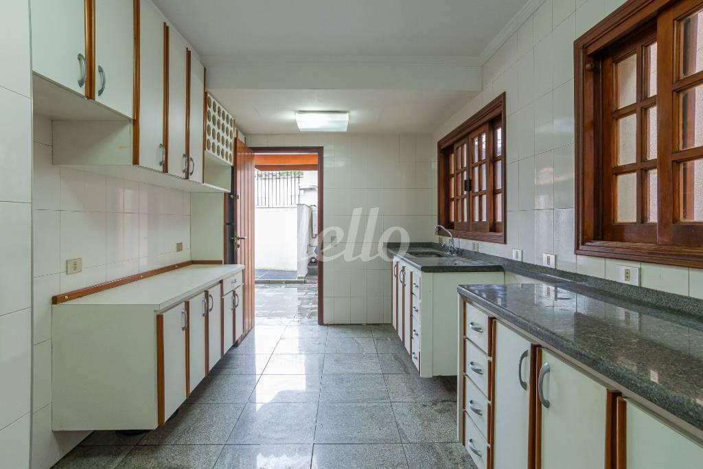 COZINHA de Casa para alugar, sobrado com 330 m², 6 quartos e 8 vagas em Vila Madalena - São Paulo