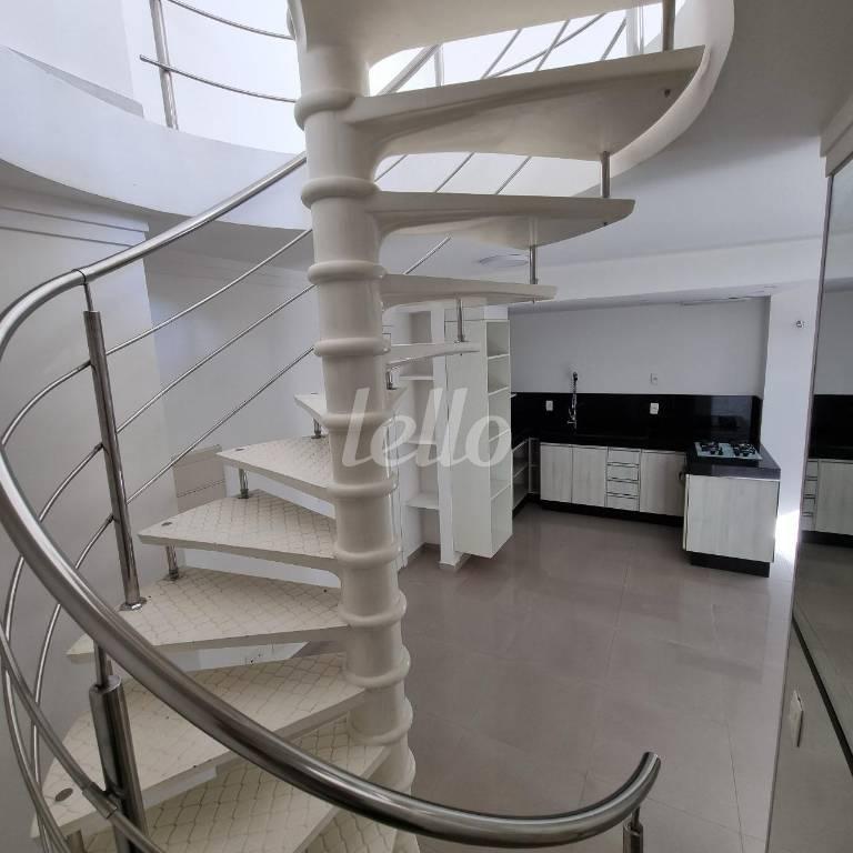 ESCADA de Apartamento à venda, cobertura - Padrão com 83 m², 1 quarto e 2 vagas em Casa Branca - Santo André