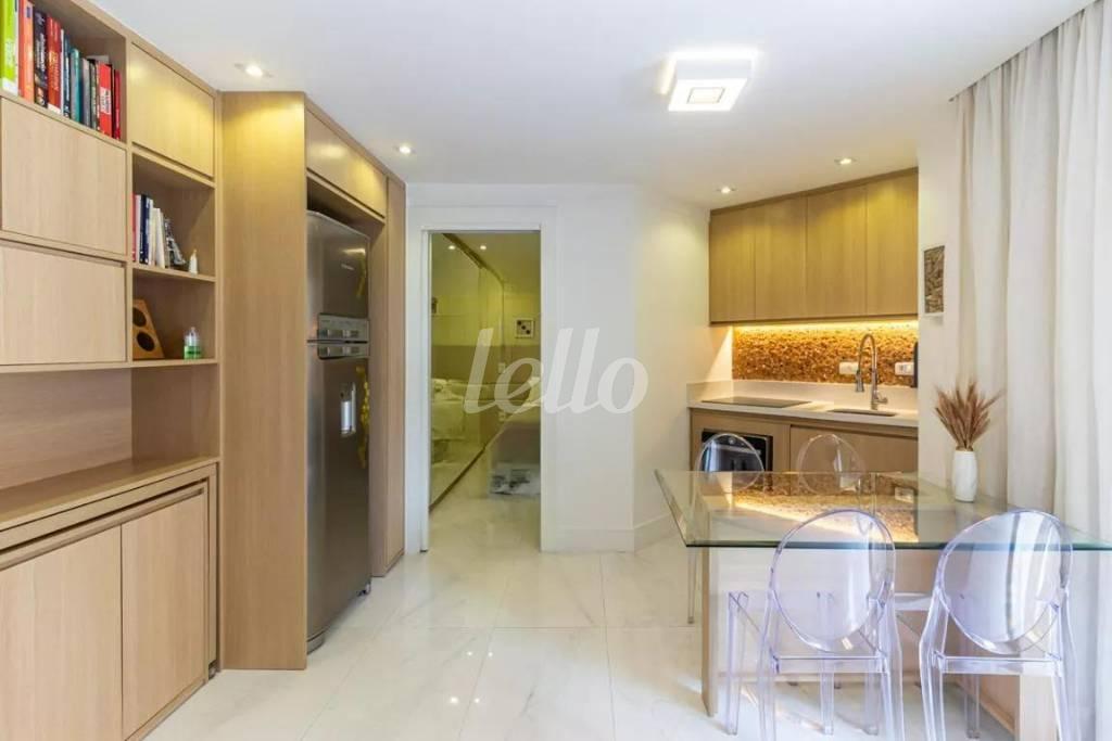 SALA E COZINHA de Apartamento para alugar, Padrão com 40 m², 1 quarto e 1 vaga em Higienópolis - São Paulo