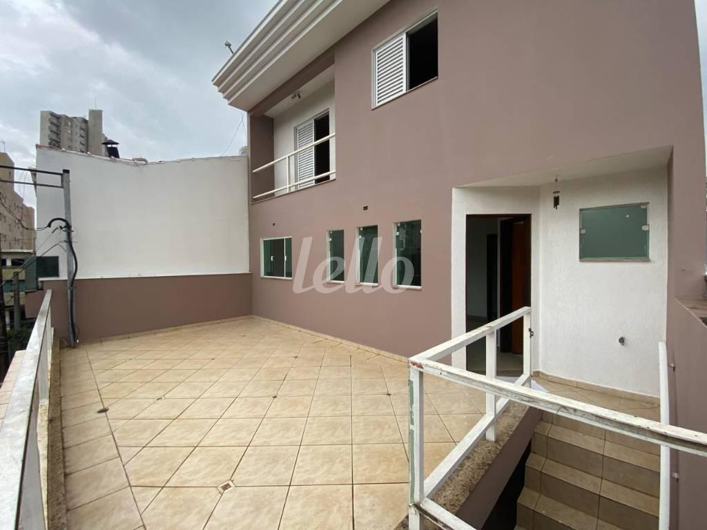 QUINTAL de Casa à venda, sobrado com 180 m², 4 quartos e 4 vagas em Vila Bastos - Santo André
