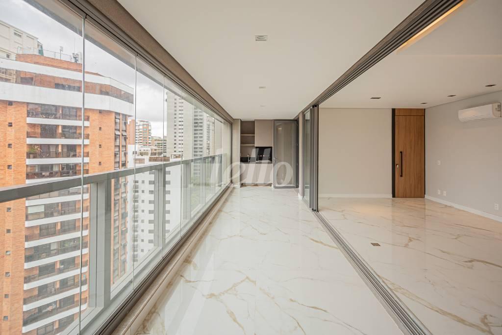 VARANDA de Apartamento à venda, Padrão com 154 m², 3 quartos e 3 vagas em Vila Nova Conceição - São Paulo