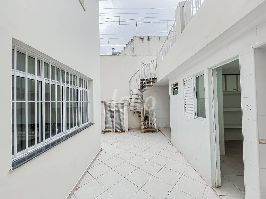 FUNDOS DA CASA de Casa à venda, sobrado com 170 m², 3 quartos e 2 vagas em Vila Regente Feijó - São Paulo