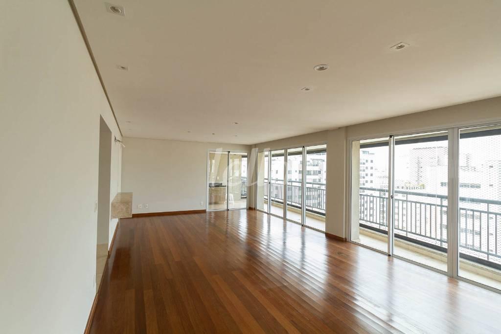 SALA de Apartamento para alugar, Padrão com 221 m², 3 quartos e 4 vagas em Vila Pompeia - São Paulo