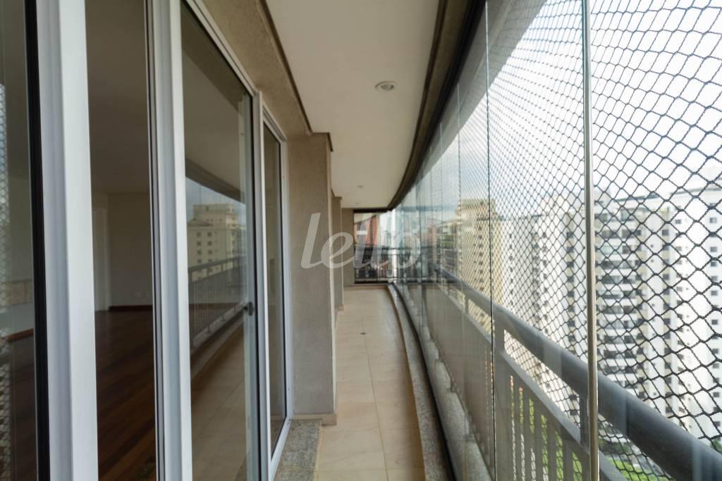 VARANDA GOUMERT de Apartamento para alugar, Padrão com 221 m², 3 quartos e 4 vagas em Vila Pompeia - São Paulo