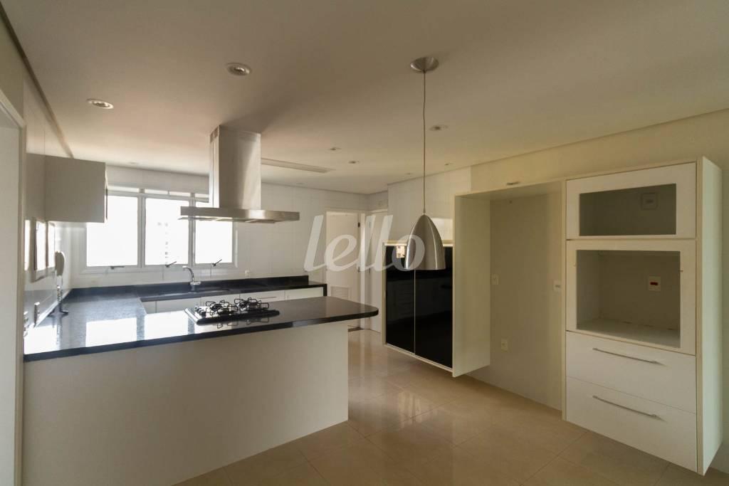 COZINHA de Apartamento para alugar, Padrão com 221 m², 3 quartos e 4 vagas em Vila Pompeia - São Paulo