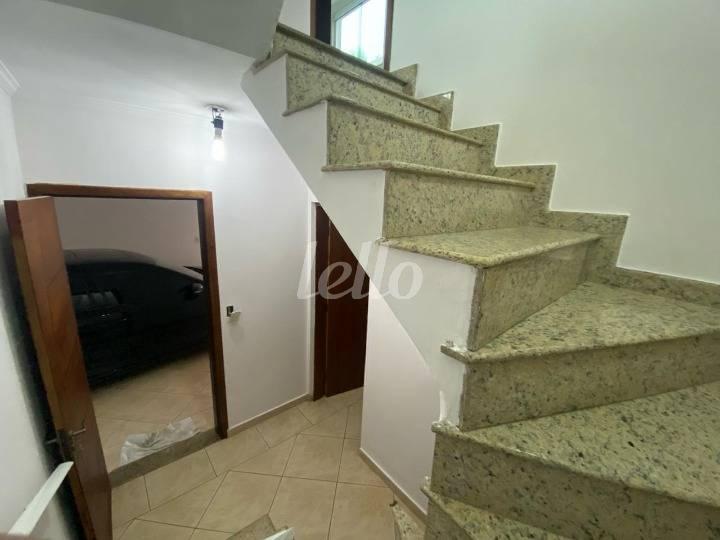 ACESSO À GARAGEM de Casa à venda, sobrado com 180 m², 4 quartos e 4 vagas em Vila Bastos - Santo André