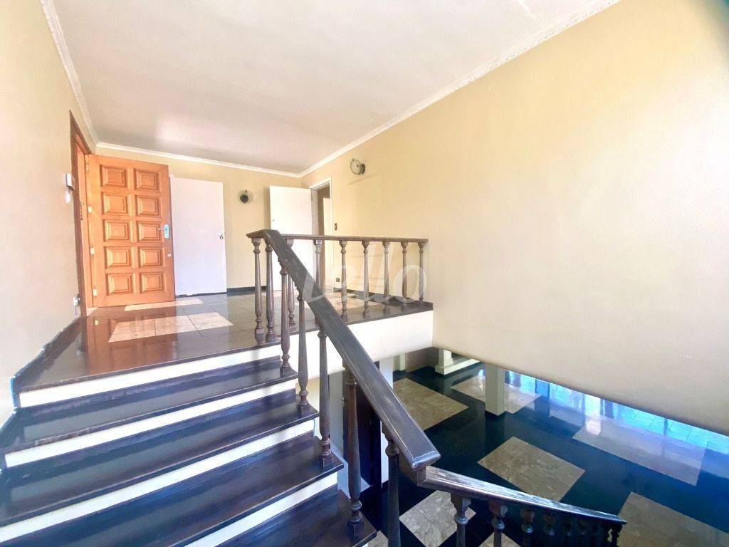ESCADA de Casa para alugar, sobrado com 426 m², 5 quartos e 4 vagas em Jardim Marajoara - São Paulo