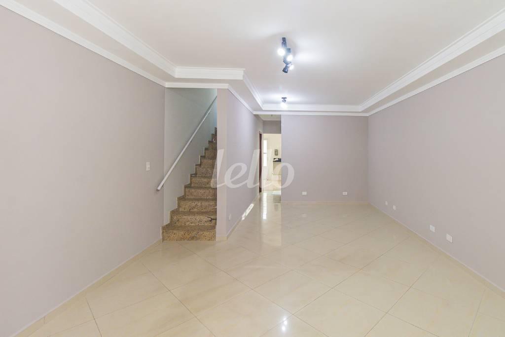 SALA de Casa para alugar, sobrado com 200 m², 4 quartos e 1 vaga em Sítio da Figueira - São Paulo