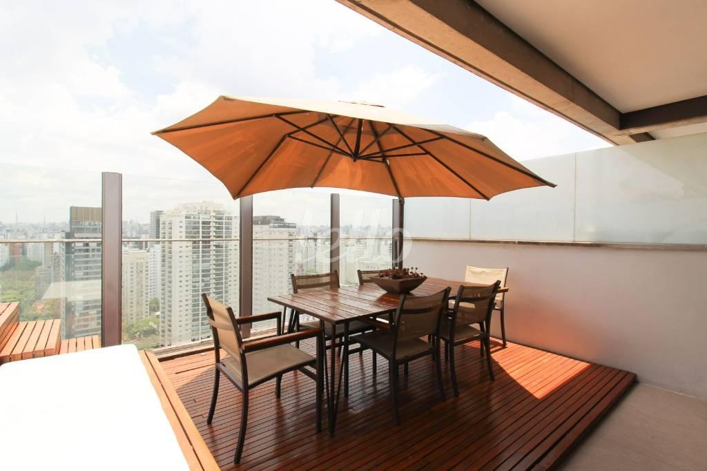 VARANDA GOUMERT de Apartamento para alugar, Triplex com 168 m², 2 quartos e 2 vagas em Vila Nova Conceição - São Paulo