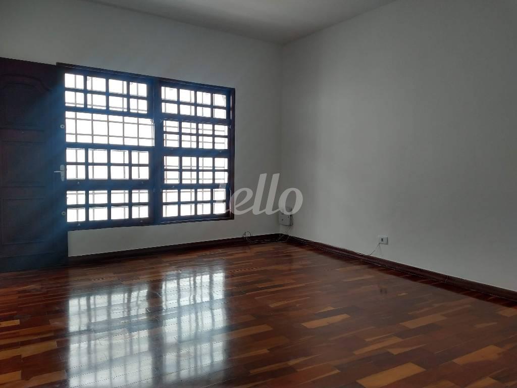 SALA COM BASTANTE CLARIDADE de Casa à venda, térrea com 143 m², 3 quartos e 2 vagas em Vila Mesquita - São Paulo