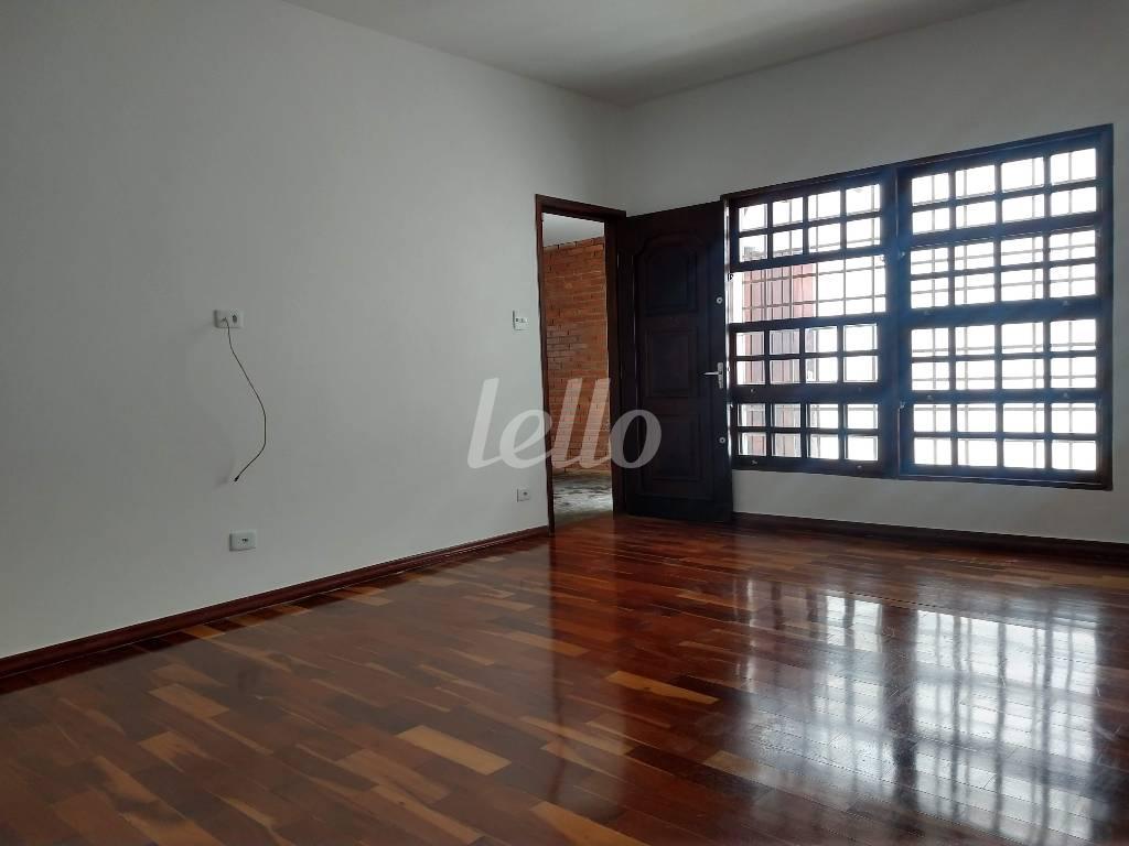 SALA COM JANELAS AMPLAS de Casa à venda, térrea com 143 m², 3 quartos e 2 vagas em Vila Mesquita - São Paulo