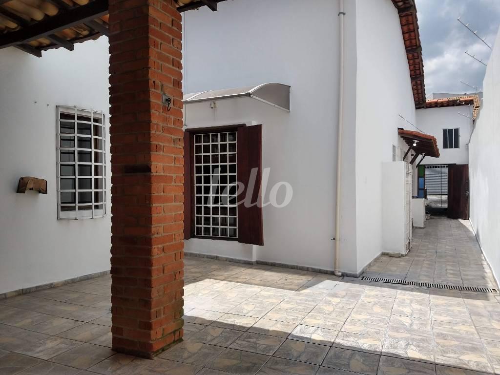 QUINTAL de Casa à venda, térrea com 143 m², 3 quartos e 2 vagas em Vila Mesquita - São Paulo