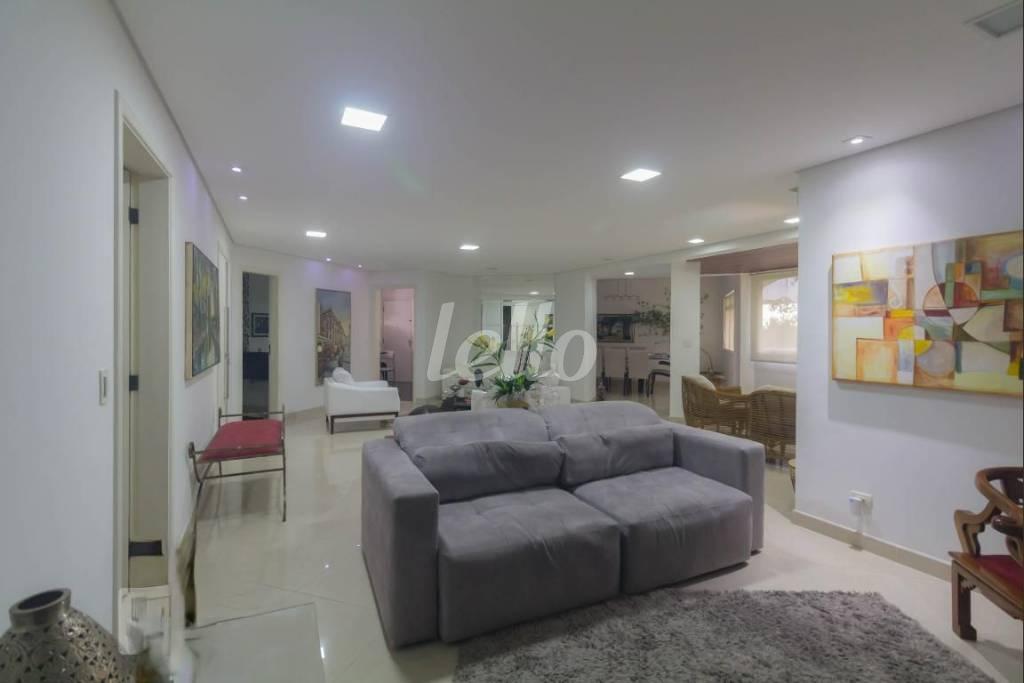 SALA de Apartamento para alugar, Padrão com 210 m², 3 quartos e 3 vagas em Campo Belo - São Paulo