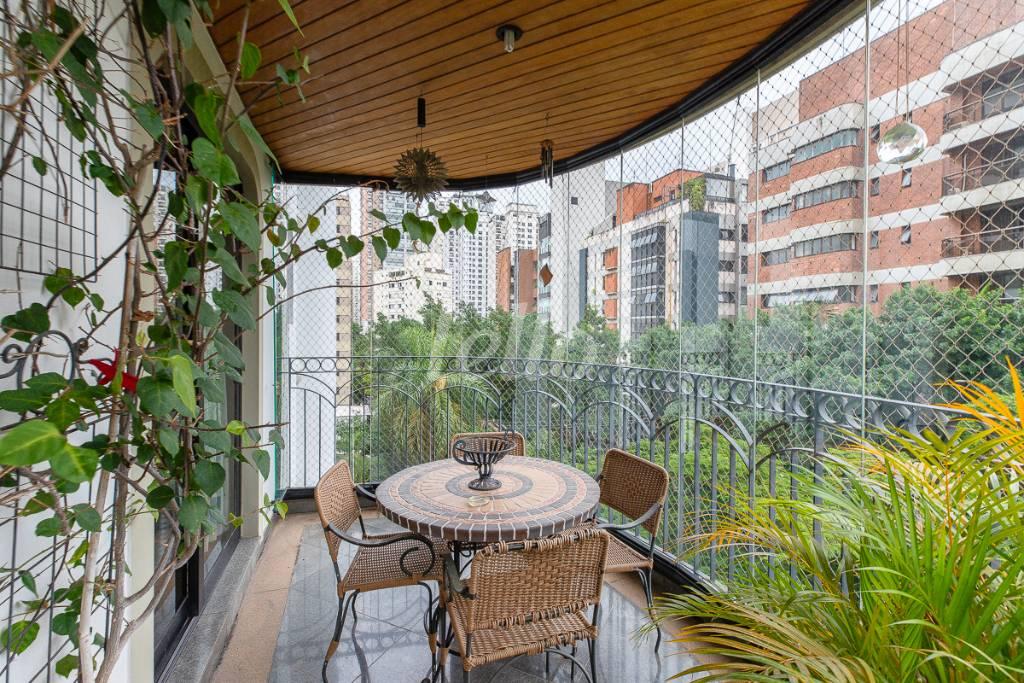 VARANDA de Apartamento à venda, Padrão com 252 m², 4 quartos e 3 vagas em Indianópolis - São Paulo