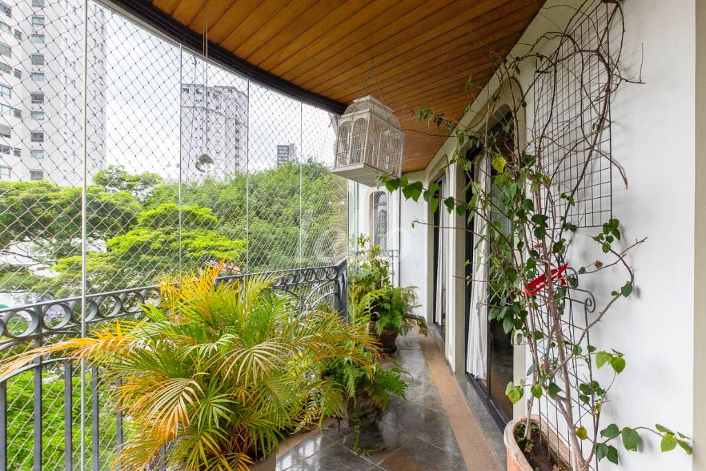 VARANDA de Apartamento à venda, Padrão com 252 m², 4 quartos e 3 vagas em Indianópolis - São Paulo