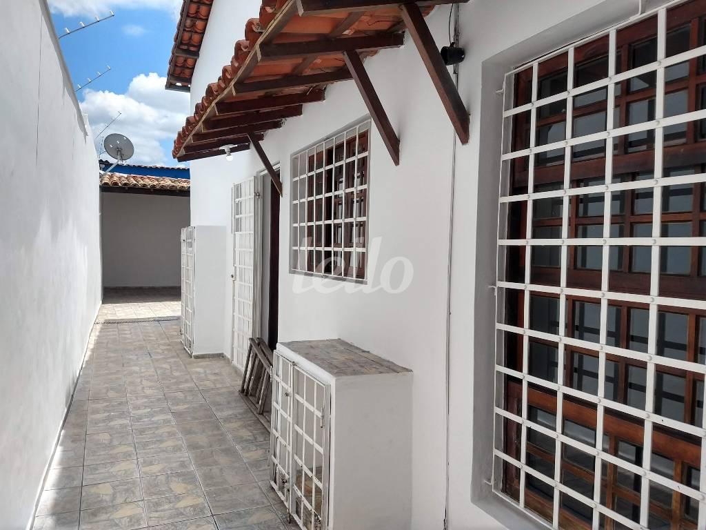 ENTRADA LATERAL de Casa à venda, térrea com 143 m², 3 quartos e 2 vagas em Vila Mesquita - São Paulo