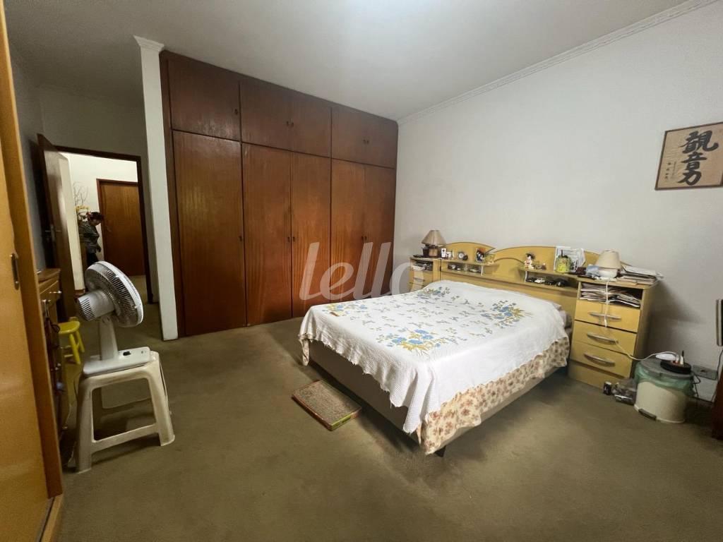 DORMITÓRIO de Casa à venda, térrea com 300 m², 3 quartos e 10 vagas em Vila Hamburguesa - São Paulo