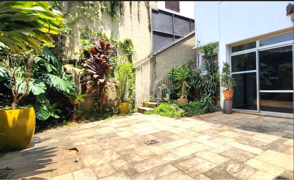 QUINTAL de Casa à venda, sobrado com 280 m², 4 quartos e 4 vagas em Mirandopolis - São Paulo