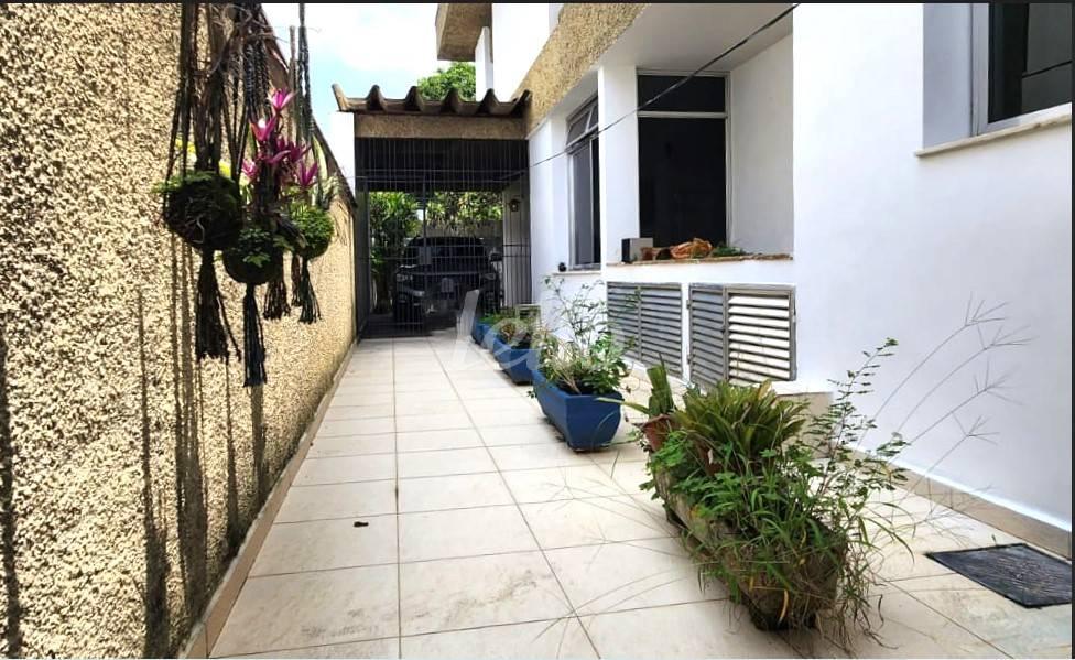 QUINTAL LATERAL de Casa à venda, sobrado com 280 m², 4 quartos e 4 vagas em Mirandopolis - São Paulo
