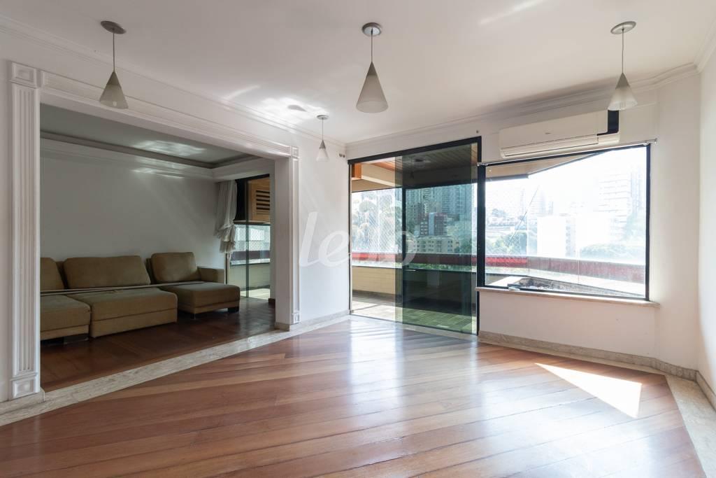 SALA de Apartamento à venda, Padrão com 184 m², 3 quartos e 3 vagas em Aclimação - São Paulo