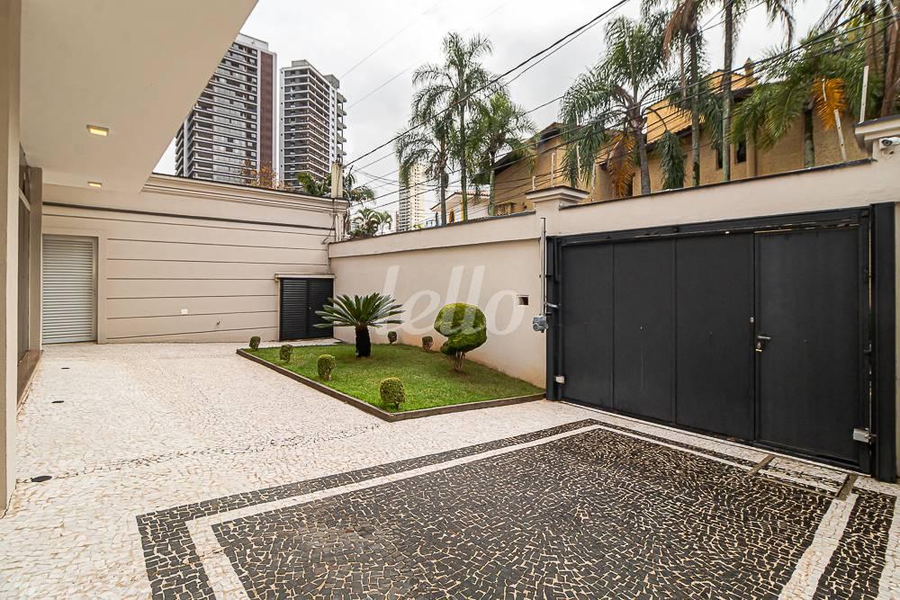 ENTRADA de Casa à venda, sobrado com 1182 m², 5 quartos e 7 vagas em Jardim Das Bandeiras - São Paulo